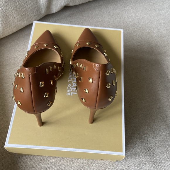 NWT Michael Kors Keke Toe Cap Pump, 7M, brown leather with gold pyramid studs. - Picture 4 of 13